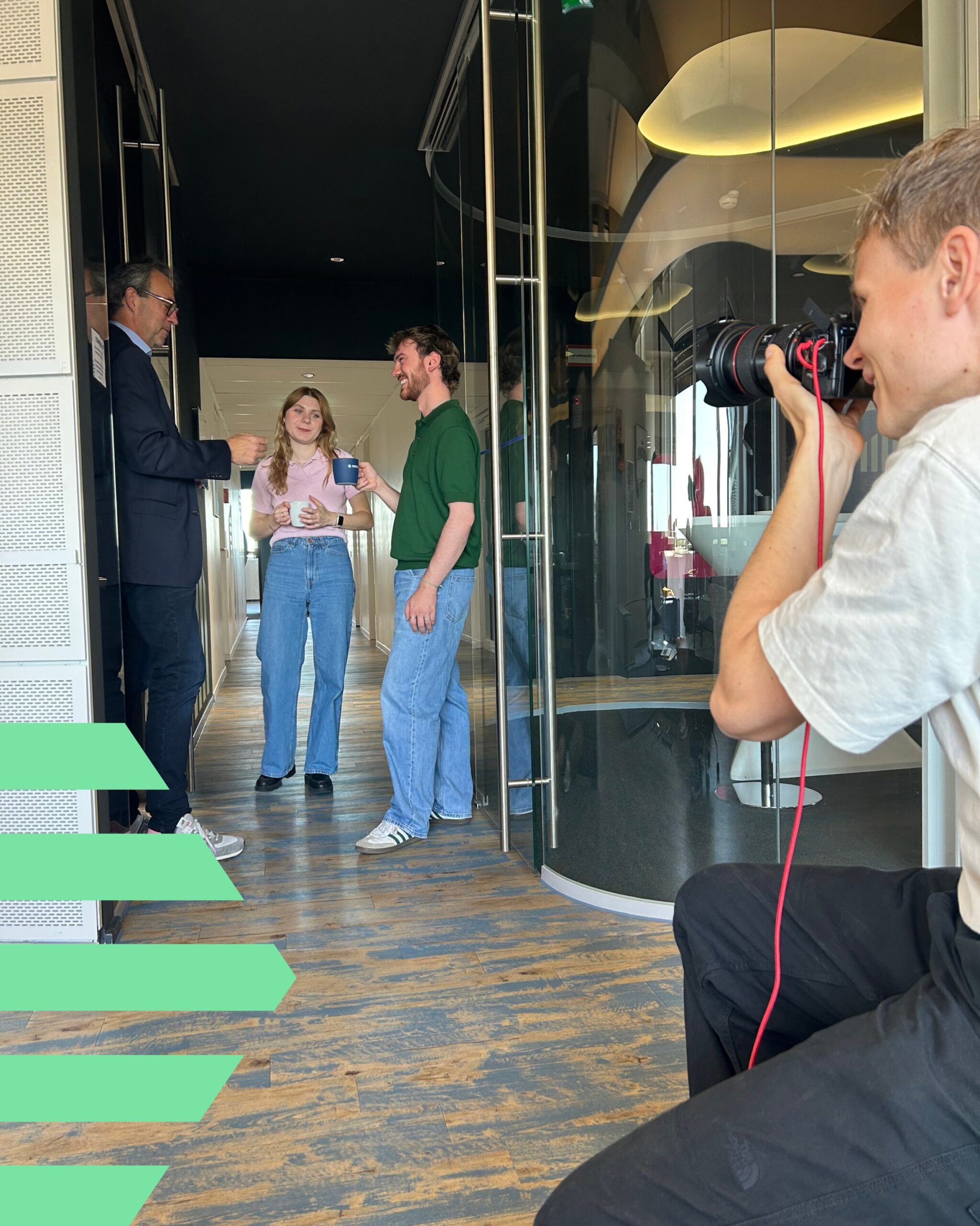 Lights, Kamera, MADSACK! 📸

F&uuml;r unseren Lokaljournalismus und alle Wege in den Berufseinstieg gab&rsquo;s ein gro&szlig;es Fotoshooting. Mit dabei: Kolleginnen und Kollegen aus der Redaktion sowie unser Nachwuchs &ndash; vom Volo &uuml;ber Azubis und Dualis bis zum Trainee und Praktikum.

Swipe durchs Karussell und schau dir an, wie&rsquo;s hinter den Kulissen zuging. 🎬

Danke an alle, die dabei waren und an unseren Fotografen @janschoelzel 

Zukunft gestalten bei MADSACK: Deine Story beginnt hier.

#TeamMADSACK&nbsp;#DeineStoryBeginntHier #BehindTheScenes #Lokaljournalismus #Berufseinstieg